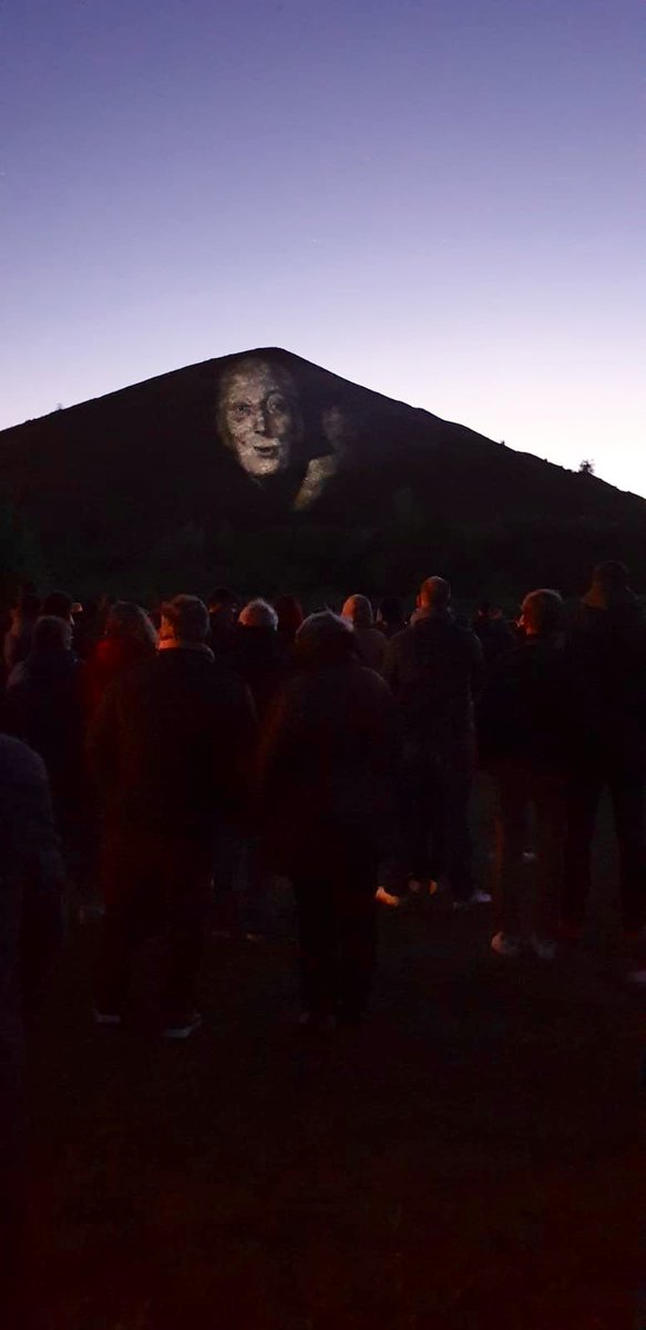 Lesmilletdu62's tweet photo. #SaturdayArtFever très original en #HautsDeFrance 🥰 projection d’interview d’habitants « projet racines » sur un terril #clementlesaffre @LeProjetRacines @euralens @AggloLensLievin @LensTourisme @EspritHdF @hautsdefrance @hautetforthdf @BlogueursHdF #BlogueursHdF @LoosenGohelle https://t.co/NW3C47hCaB