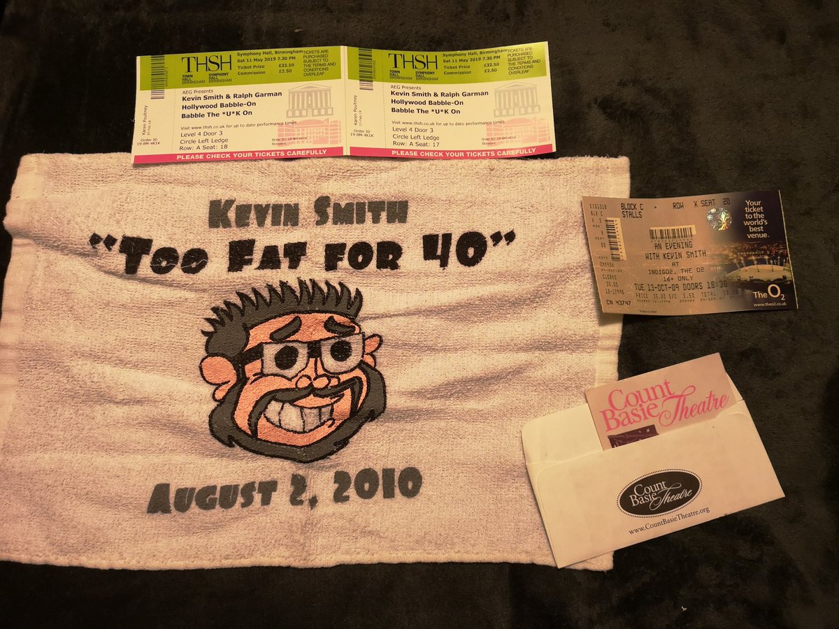 GraemeMASmith's tweet photo. Tried to get @ThatKevinSmith to sign my towel tonight in Birmingham but the cockwomble of a lady wouldn't let us go from upstairs to the stage. @hbopodcast @RalphGarman great show by you both. 👍 https://t.co/dTLJ5cBwiv