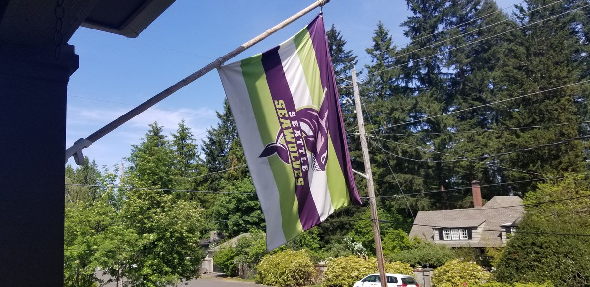 Bobbymccs's tweet photo. AAAHHHH!!! I THOUGHT THE MATCH WAS TOMORROW!!??!! Luckily I have every @Seawolves_Rugby match set to automatically record... phew!! Didn't miss my #matchdaytradition!! Would've been a first. I'm about 30 minutes behind, but I can catch up! #RUNYvSEA #TogetherWeHunt #goseawolves https://t.co/AsMIy8KP6T
