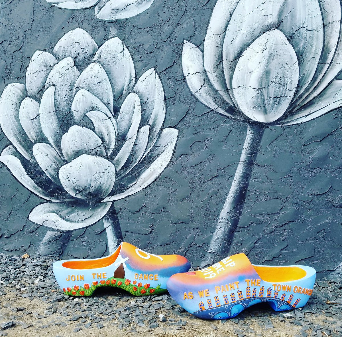 S_SebrightArt's tweet photo. It is the last day of the public vote for the top 3 pair of klompen in the Tuliptime Klompengarden!
#tuliptimehollandmi #klompen #klompengarden #artist #art #tulip #hollandmi #tuliptime #jointhedance #painting #cheersto90years #spring #tuliptime2019 #flowers #paintthetownorange https://t.co/5ig1CYk1gY