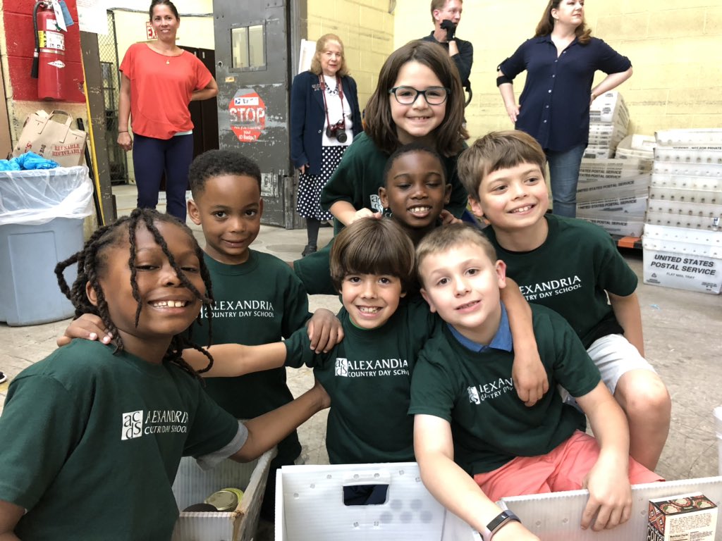 LockwoodLibrary's tweet photo. 2nd grade (and 1 future K) @ACDSBobcats help with the #StampOutHungerFoodDrive for @ALIVE4AlexVA https://t.co/6De5ChXqrv