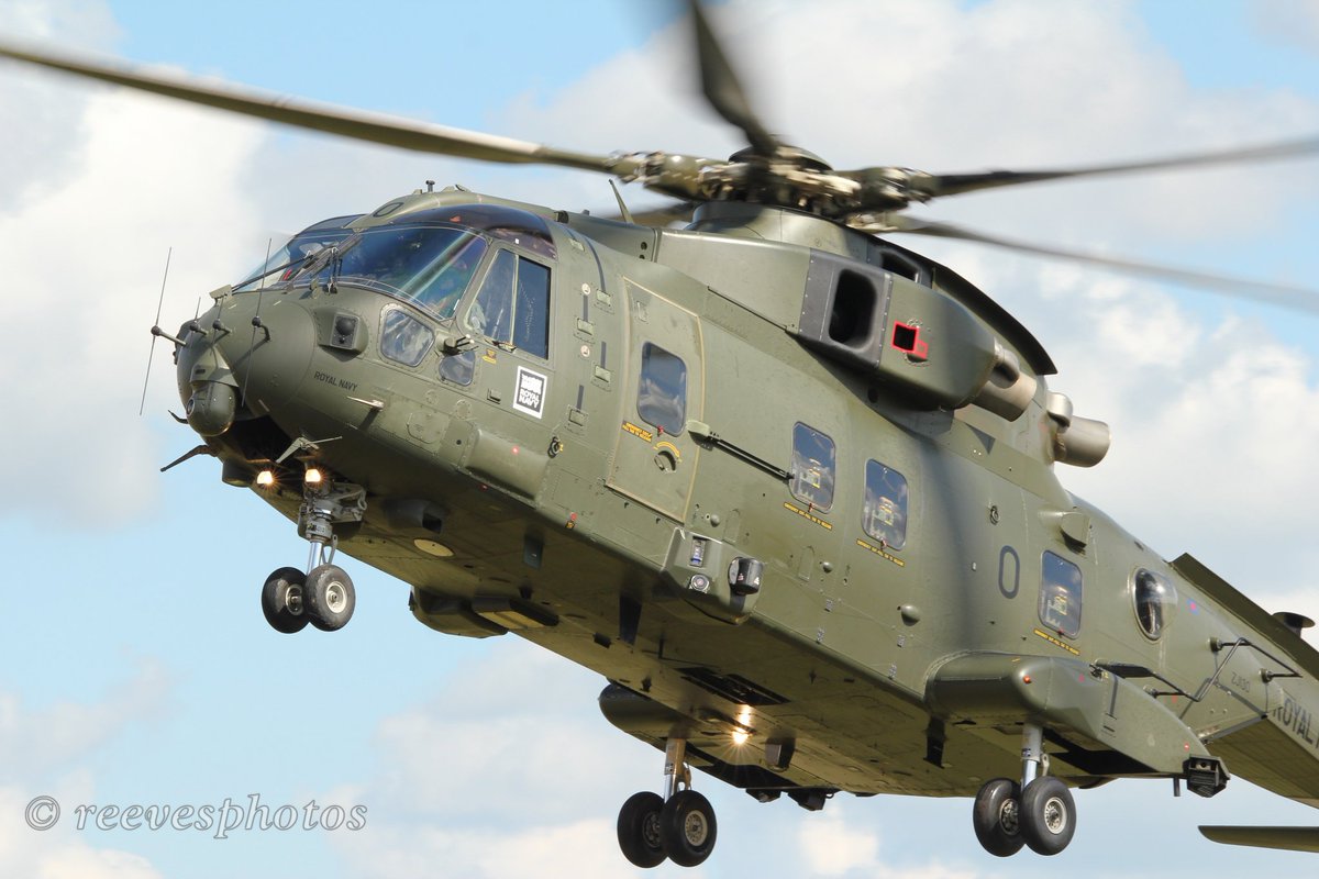 Great to see @846NAS on Dartmoor this afternoon as part of the #TenTors19 event #merlinmk3 #augustawestland #royalnavy #flynavy #CommandoMerlin #commandohelicopterforce #CHF #rnasyeovilton @ColMikeTanner