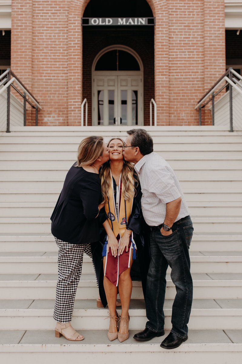 lexingtonj_'s tweet photo. #cosgrads2019 Go Briana! https://t.co/C1fsus3cbC