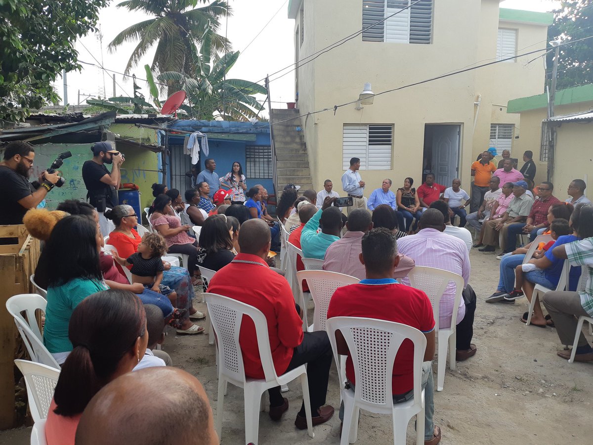 Conversatorio con líderes comunitarios y dirigentes del sector La Jeringa, San Cristóbal. <a href="/AmaranteBaret/">Amarante PLD</a>