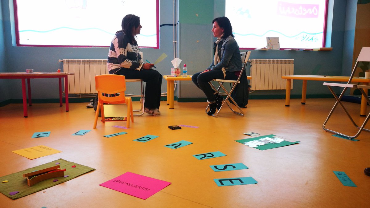 ACEColmenar's tweet photo. Aprender a #cuidarse para adquirir #confianza y seguir trabajando.
#MarinaCriado  nos enseña a conocernos y conocer nuestras necesidades.
Fin de semana intensivo de profesionales de #ColmenarViejo del @iesmsantillana y @iescorella. https://t.co/EBfZ2LsGeS