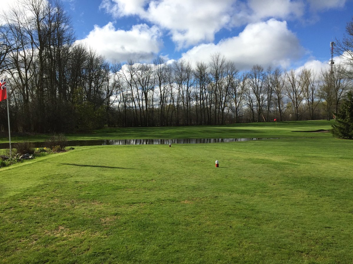 Mikejac19722392's tweet photo. Looks like the St  Lawrence river has move over by 1 mile. Brockville at 8.30 sat #golfmates #golfvlog The sky looks nice but it was cold. It was snorkel and flippers today. https://t.co/RjB3OZQnLL