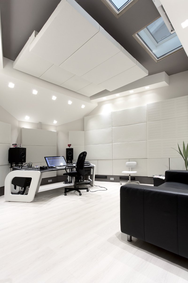 mix_dome's tweet photo. Hi all you music lovers! Do you like my new mixing room?! #musicartist #recordingstudio https://t.co/MRnoBHHbno