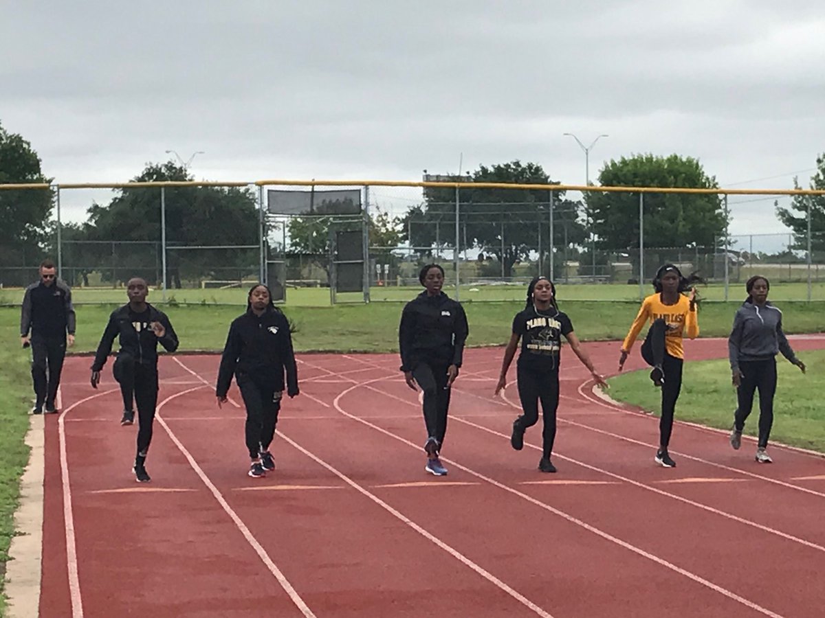 gabehicks71's tweet photo. Their time to shine is getting closer (4x200) here in Austin...getting our last warmup session in! #uilstatemeet https://t.co/Iyh8VIOxt1