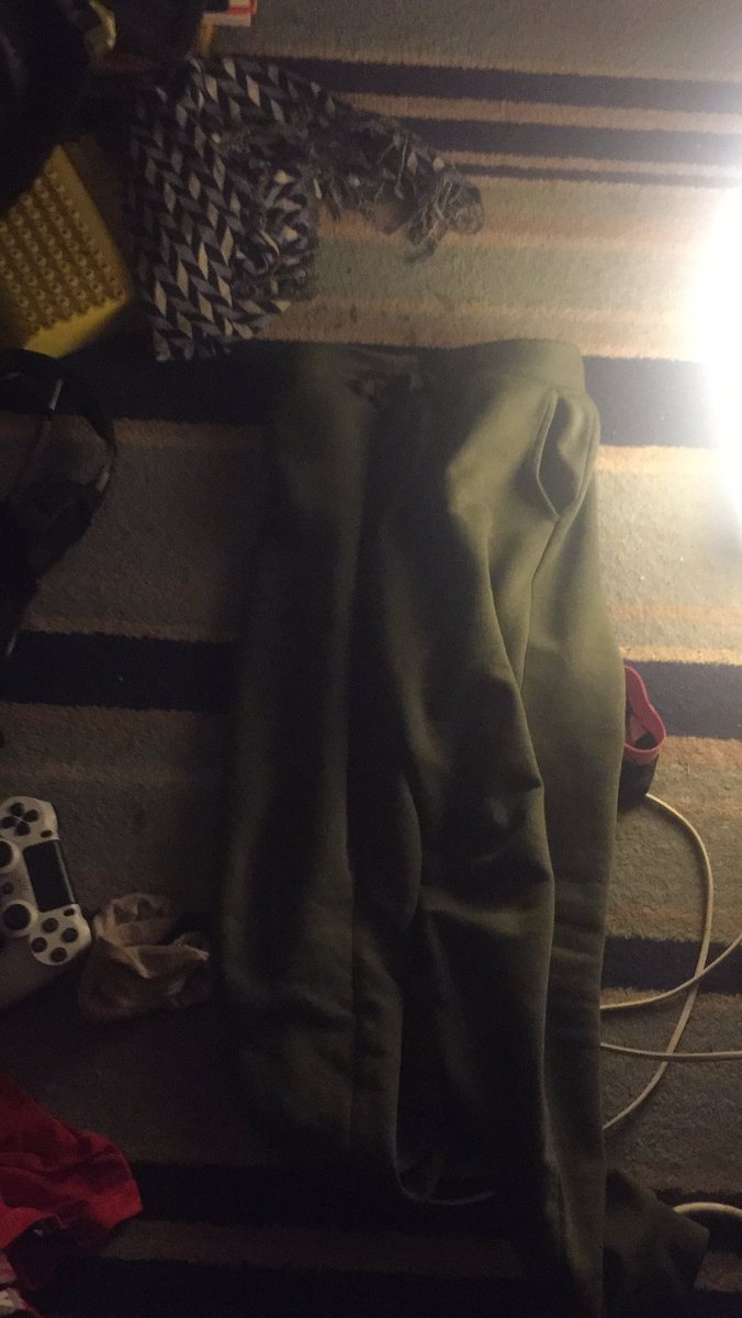 sh00tah's tweet photo. @HouseSoot is this pant good for me?can me eet dis as de snak? https://t.co/9LksyFSGn4