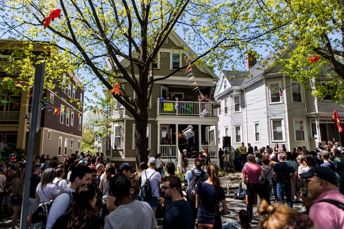 RubyWallau's tweet photo. .@SomervilleCity was transformed into a sprawling music festival today during #PorchFEST 2019. 🎼📸 More @VilleJournal photos: https://t.co/BcvKnulsds https://t.co/vLxncsirNI
