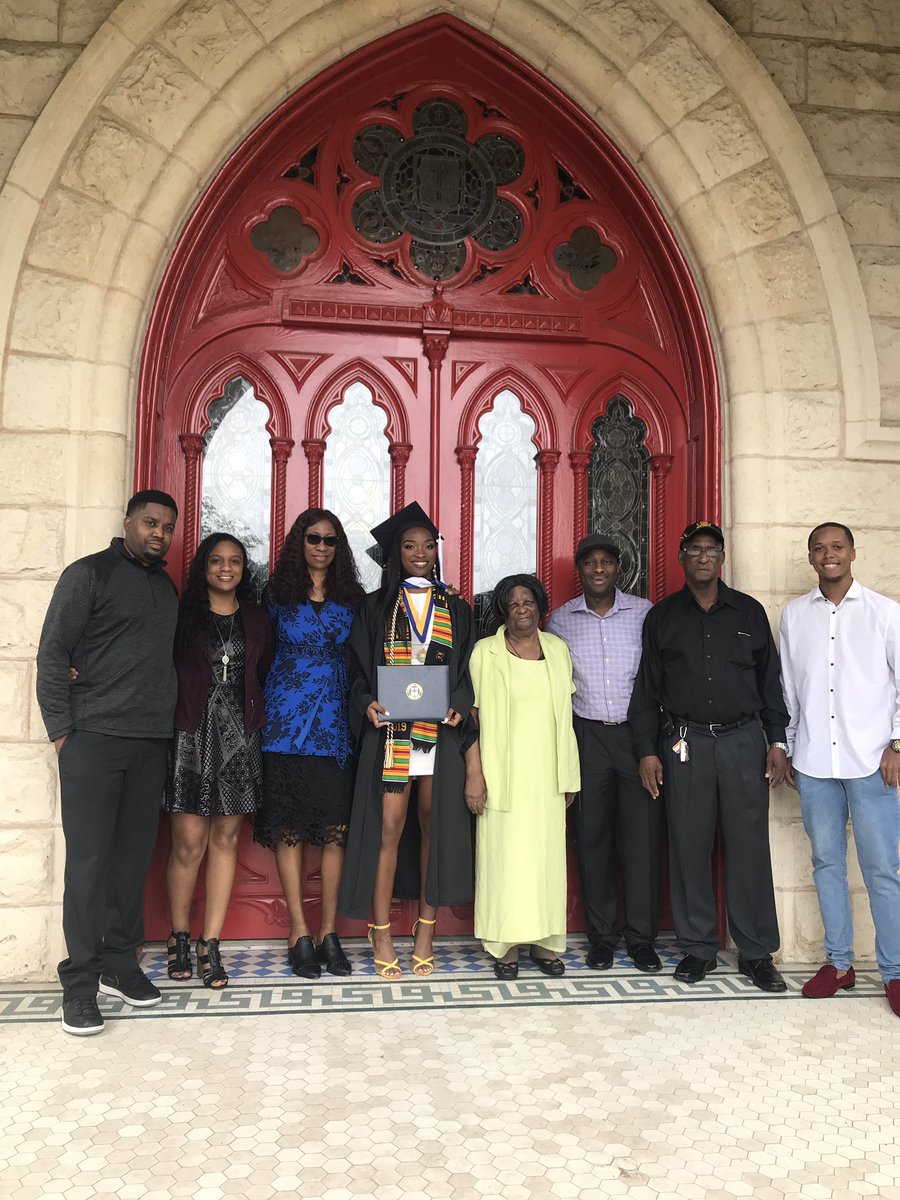 BLAH_ImAbbs's tweet photo. Blessings on blessings 🙏🏾 Bachelor degree ✅ Class of 2019 🥳🥂 https://t.co/XnOVxWRh51