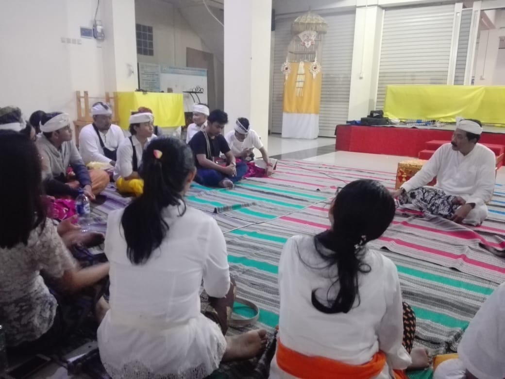 BPH_Banten's tweet photo. Malam Sastra di Parahyangan Jagat Guru dengan Narasumber Bapak Ida Kt Ananta ,Ketua Bamus Banjar Tangsel, Wakil Ketua FKUB Kota Tangerang Selatan @bphorid @BimasHinduRI https://t.co/8EWw2zQ5Ul