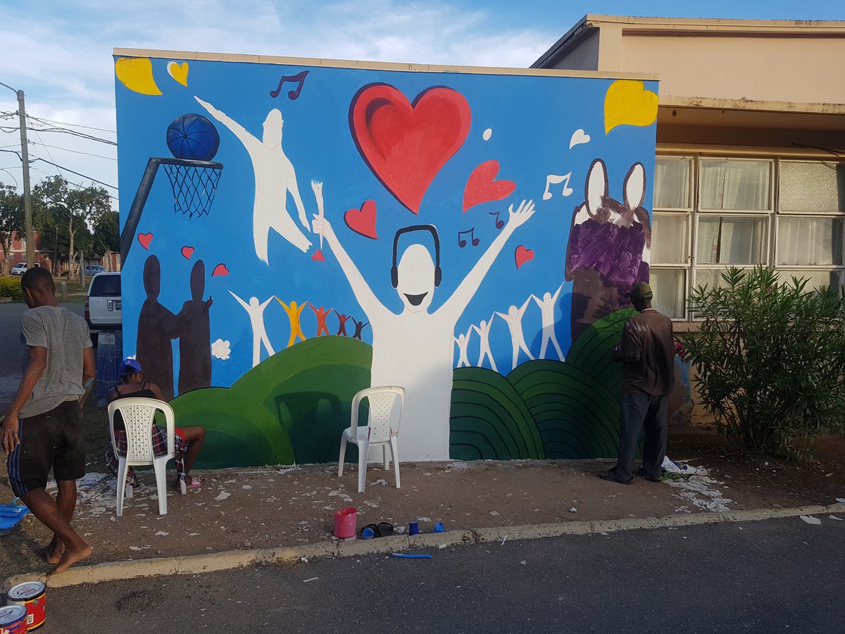 herdopeness_bee's tweet photo. Almost there... Bigup to team @jamhan_ja @pepsijamaica and students from #EdnaManleyCollegeofVisualandPerformingArts #MentalHealthAwarenessMonth #ICanCampaign
#pepsicaresaboutmentalhealth https://t.co/nlBPG19hWX