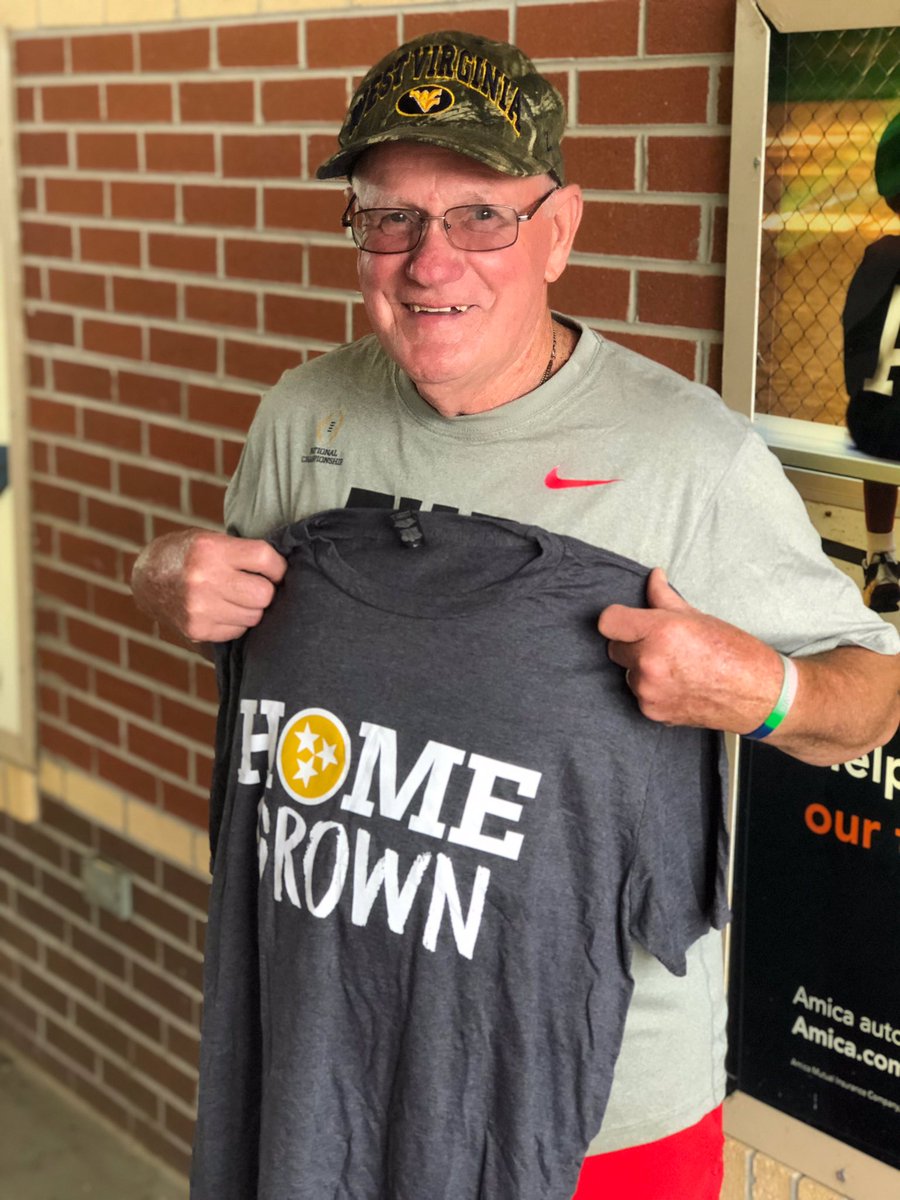 KnoxvilleWolf's tweet photo. Thank you Larry for being a part of the #QGeneration and coming out to to support @smokiesbaseball! 🐻⚾️❤️ https://t.co/GyB3IFePoH