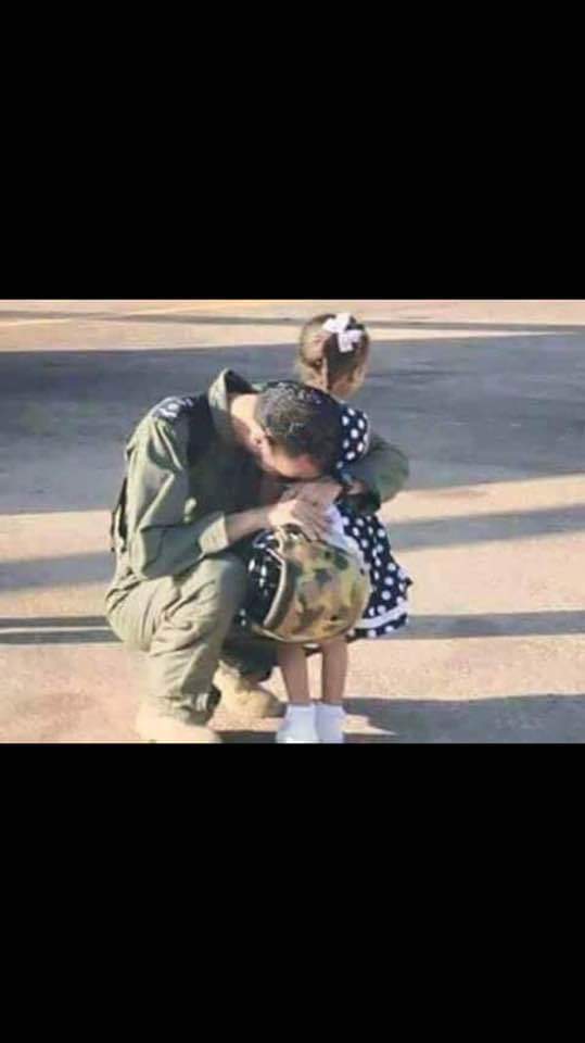 SaddiK_MohameD1's tweet photo. The little girl's daddy died in combat !!
His friend burst into tears !!
#Sad_tale
#until_when https://t.co/gKgrooTA8A