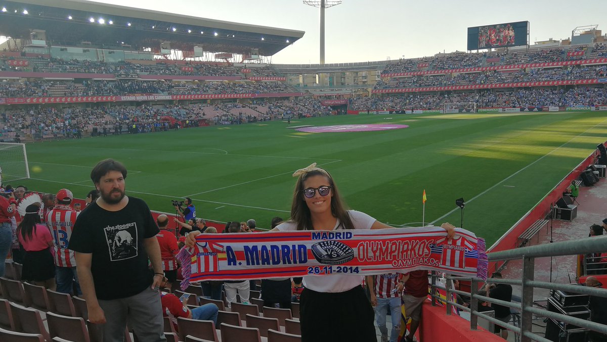 Mirellacalderon's tweet photo. Bufanda del @AtletiFemenino porque mis amigos, los que me han regalado este manjar, son rojiblancos... Pero hoy, de nuevo, ganó el #futmen... Enhorabuena @RealSociedad, habéis sabido plantear el partido y ganarlo. Para repetir. ¡Una final más! #CopaDeLaReina https://t.co/HKbecoMgAD