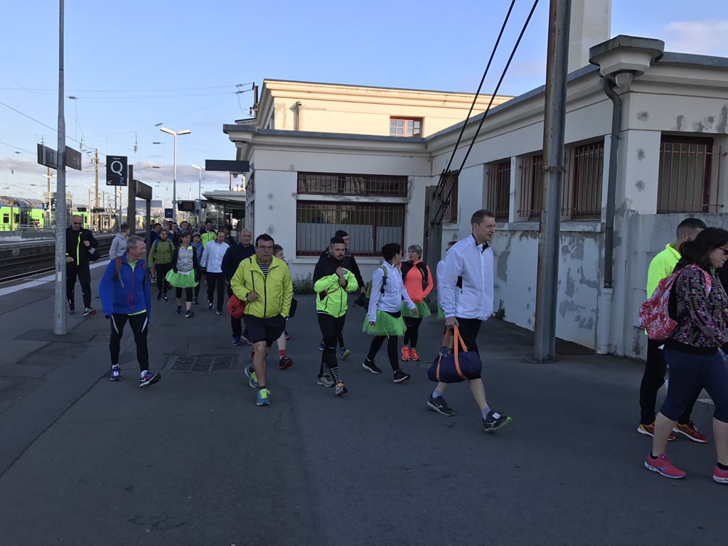 Gregory Lallemand On Twitter Routedulouvre2019 A La Gare De Lens Les Participants De La Route Du Louvre Se Jettent Dans Le Train Pour Rejoindre Lille Et Le Depart Du Marathon De