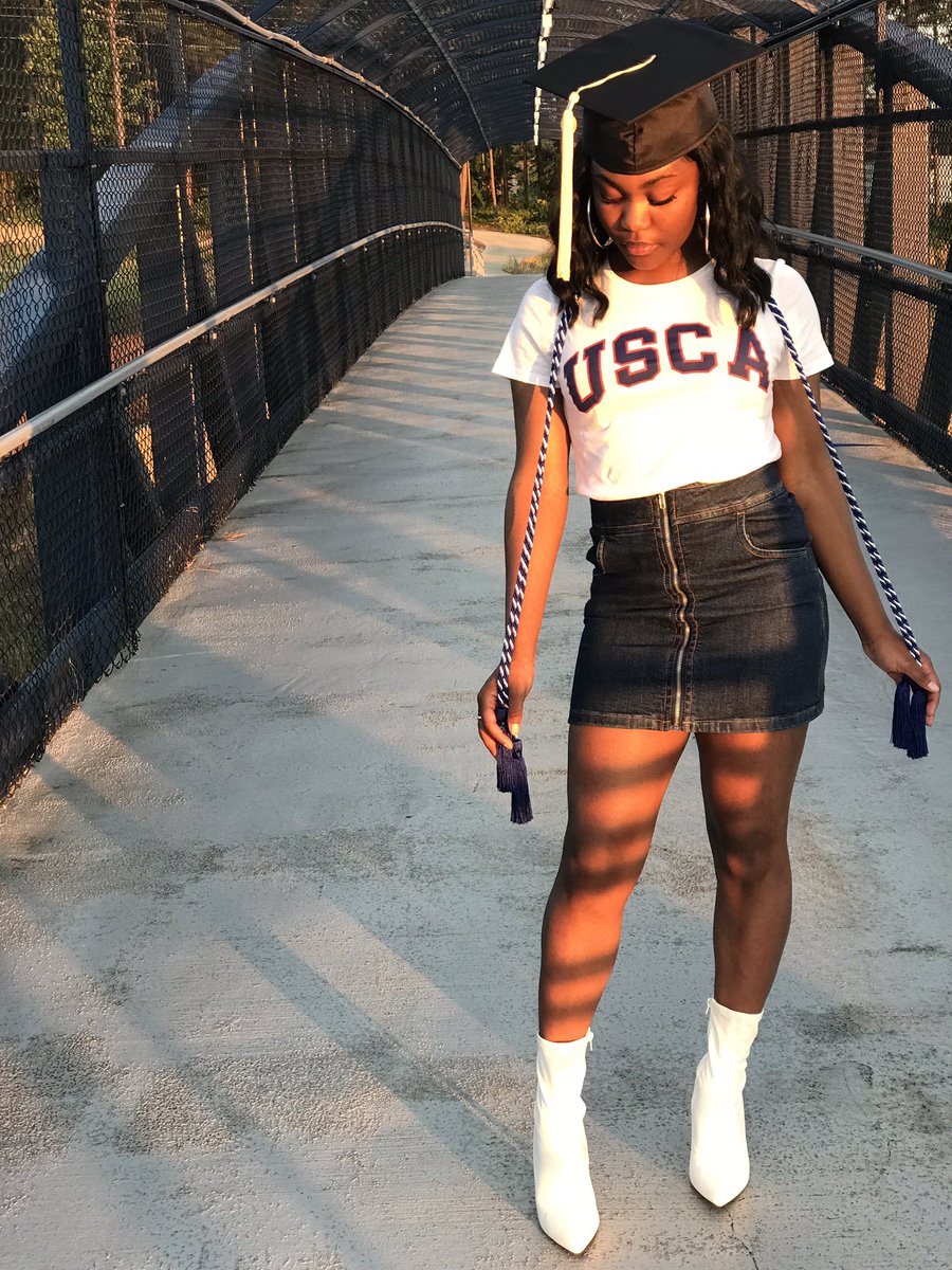 itsdejam's tweet photo. Never saw myself going to college &amp; I NEVER thought that I’d finish. But i did 🎓 #GradSzn #USCA19 #OneDegreeHotter https://t.co/RPkxlOqBAg