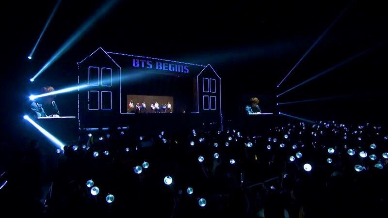 sceneryfortae's tweet photo. A lot changed but they’re still the same 7 boys from the begin ♡ @BTS_twt 

2015                               2019 https://t.co/za1ZcMWVSi