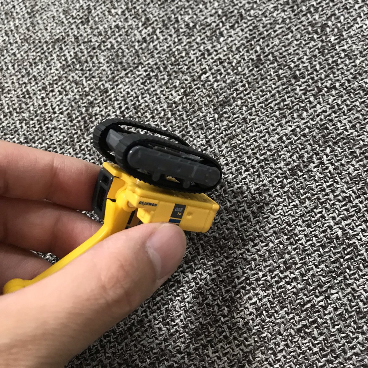 えい トミカのショベルカーのキャタピラのゴムが緩んじゃってすぐ外れて困ってたんだけど 熱湯に1分ほど浸けたら縮んでいい感じに戻ったとさ 自己責任で