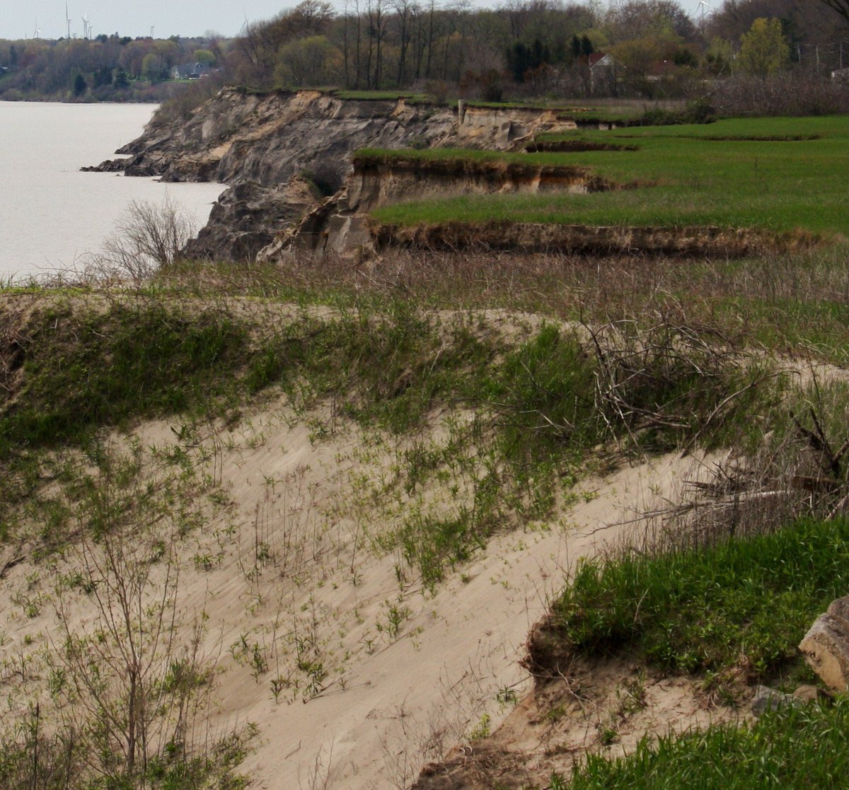 MikeWil32606343's tweet photo. Made it to the shores of #lakeerie @LakeErieNorth in @PortBurwellPP #portburwell #lakeerielove sad to see the erosion that seems to be happening more so the last few years. @weathernetwork #wanderingweekends #roadTrip #getoutdoors #beachlife #whereibelong #lighthouse https://t.co/bDI71GwPVx