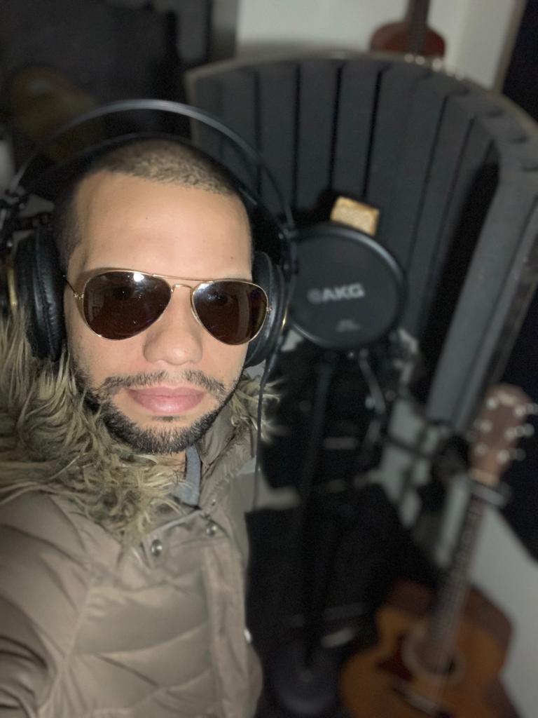 enghelmusica's tweet photo. Winter is coming recording... ❄️🎤
#Enghel #PaQueTeEnamores #Musica #Cantante #Cantautor #Compositor #Productor #Music #Singer #Composer #Songwriter #Chile #Venezuela https://t.co/nAYsGbpYVf