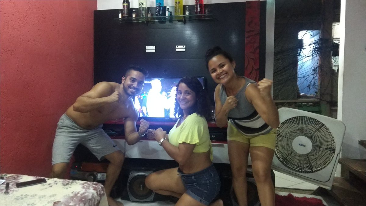 daelluz's tweet photo. #UFCRIOnoCombate, Tiago, Nilda e Elys. https://t.co/dO94Y07yp3