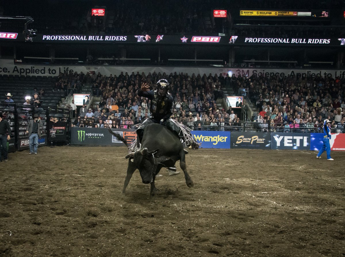 canadalifeplace's tweet photo. YEEEEEHAW! 🤠 What an awesome night @BudGardens with the @PBR #MonsterEnergyTour! Thanks to all the fans, riders and of course the bulls for an action packed evening! 🐃👏 Photo by @BillWoodcock  #LdnOnt #LdnEnt https://t.co/8dQRLkwugl