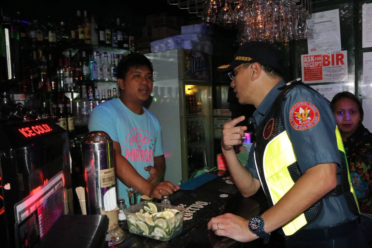 pioncrpoWeCare's tweet image. Nagsagawa si NCRPO Regional Director PMGEN GUILLERMO LORENZO T ELEAZAR ng inspeksiyon sa mga bar sa makati kaninang madaling araw para sigoraduhin na walang violator sa pagsimula ng Election Liquor Ban.

read more @ bit.ly/2VVDs8O