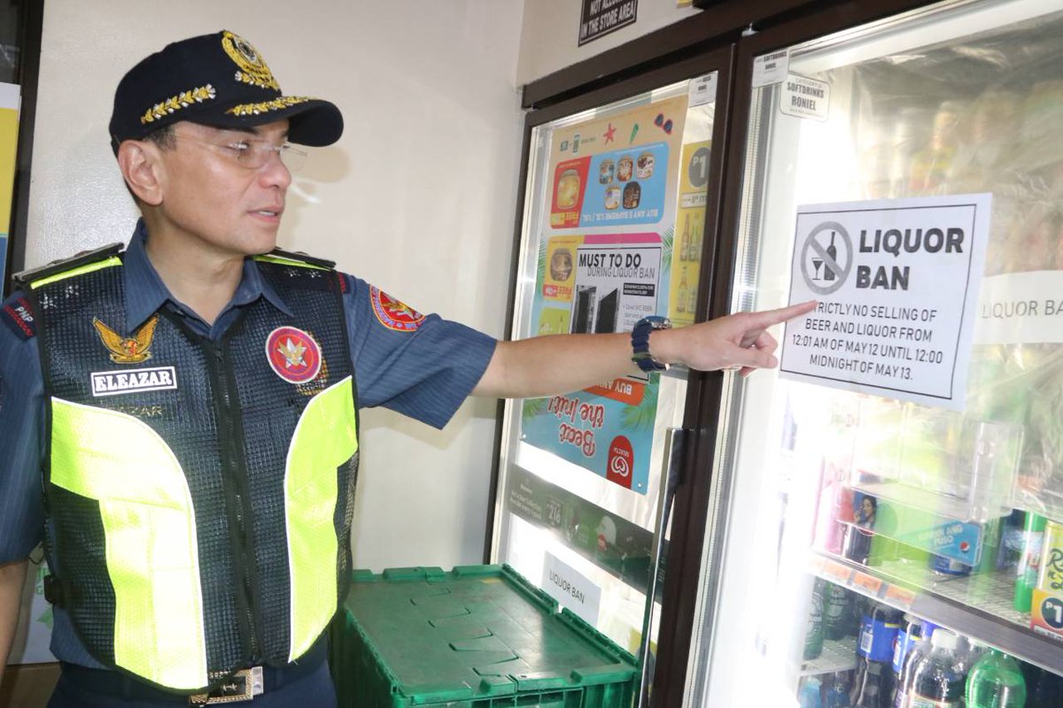 pioncrpoWeCare's tweet image. Nagsagawa si NCRPO Regional Director PMGEN GUILLERMO LORENZO T ELEAZAR ng inspeksiyon sa mga bar sa makati kaninang madaling araw para sigoraduhin na walang violator sa pagsimula ng Election Liquor Ban.

read more @ bit.ly/2VVDs8O
