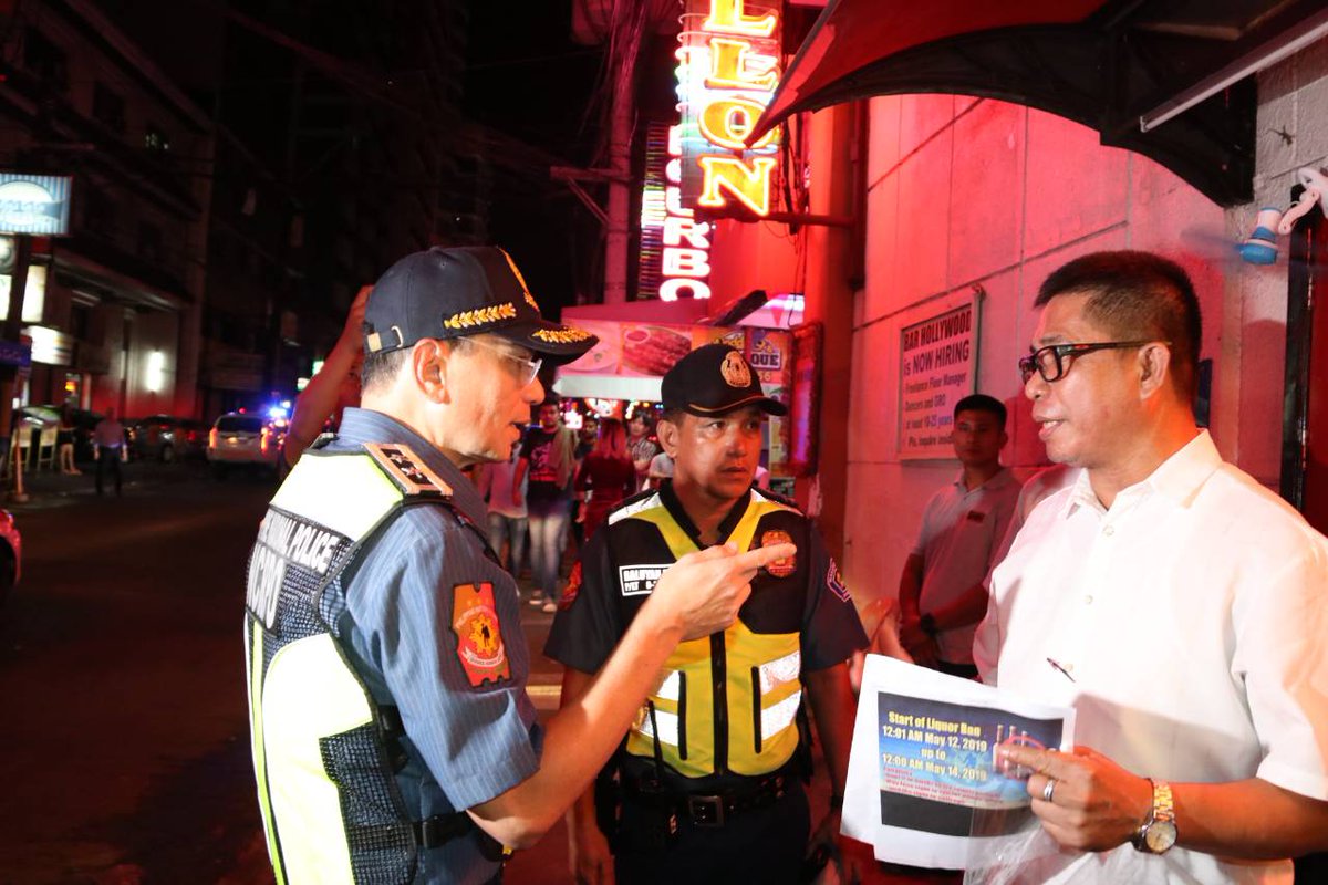 pioncrpoWeCare's tweet image. Nagsagawa si NCRPO Regional Director PMGEN GUILLERMO LORENZO T ELEAZAR ng inspeksiyon sa mga bar sa makati kaninang madaling araw para sigoraduhin na walang violator sa pagsimula ng Election Liquor Ban.

read more @ bit.ly/2VVDs8O