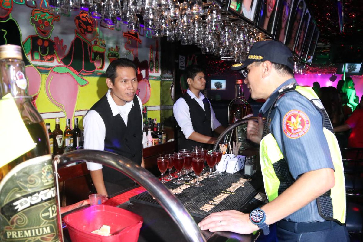 pioncrpoWeCare's tweet image. Nagsagawa si NCRPO Regional Director PMGEN GUILLERMO LORENZO T ELEAZAR ng inspeksiyon sa mga bar sa makati kaninang madaling araw para sigoraduhin na walang violator sa pagsimula ng Election Liquor Ban.

read more @ bit.ly/2VVDs8O