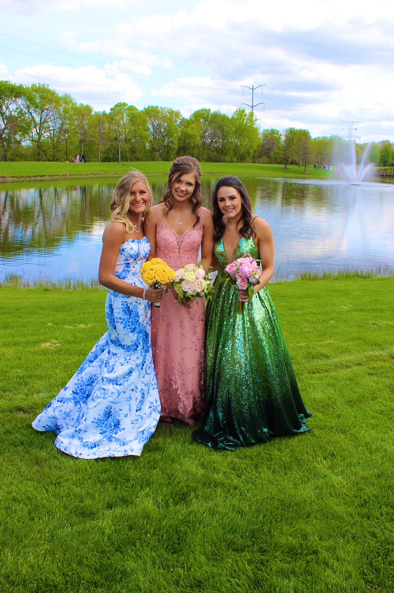 caithorzen_'s tweet photo. just adding to the prom pic feed💗💗 https://t.co/5a7VhcBpRH