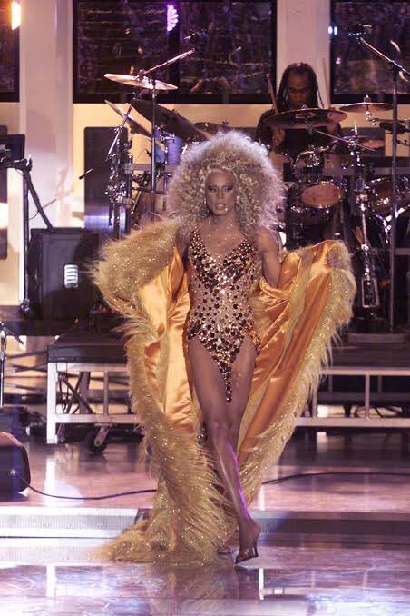 司会のルポールはM.A.Cの初代カバーガールに抜擢されたスーパーモデル