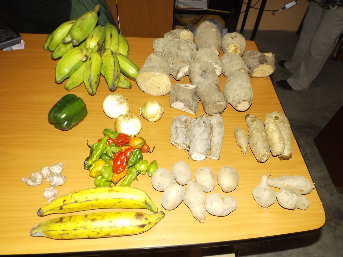 CDC_SanBenito's tweet photo. En los preparativos del sancocho para el velorio de la Cruz de Mayo... https://t.co/1S1NgpanAW