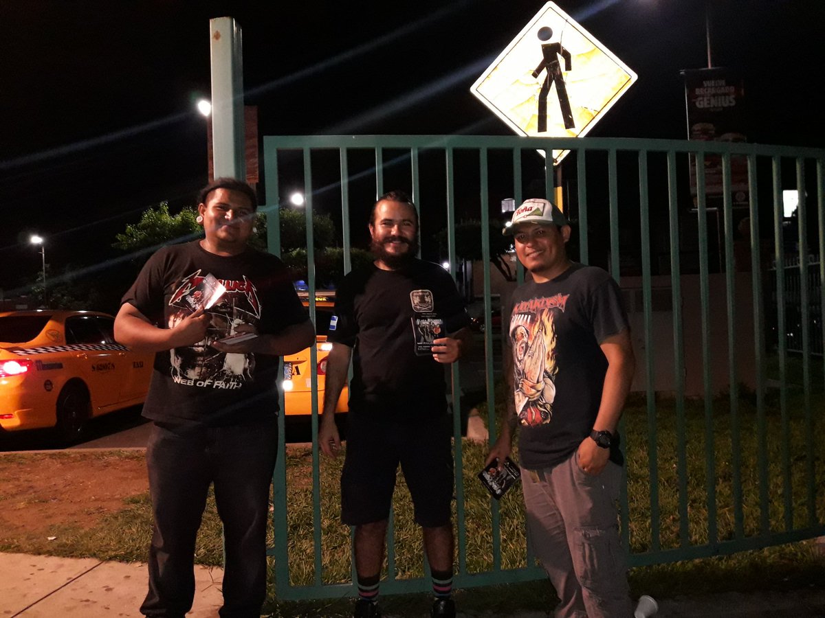 Medievalsv's tweet photo. VOLANTEANDO METROCENTRO SANTA ANA... RATA BLANCA EN EL SALVADOR... https://t.co/OdQDFTWTRC