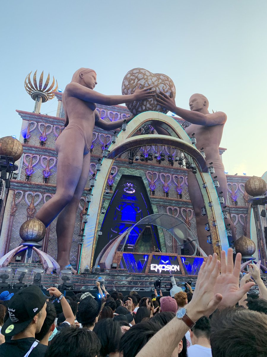 gold_ruco's tweet photo. 今日はEDCJapan2日目🕺
若干疲れ気味だけど、今日のtiestoまで張り切っていこう🔊🔊
#EDCJapan https://t.co/SonxthKgvJ