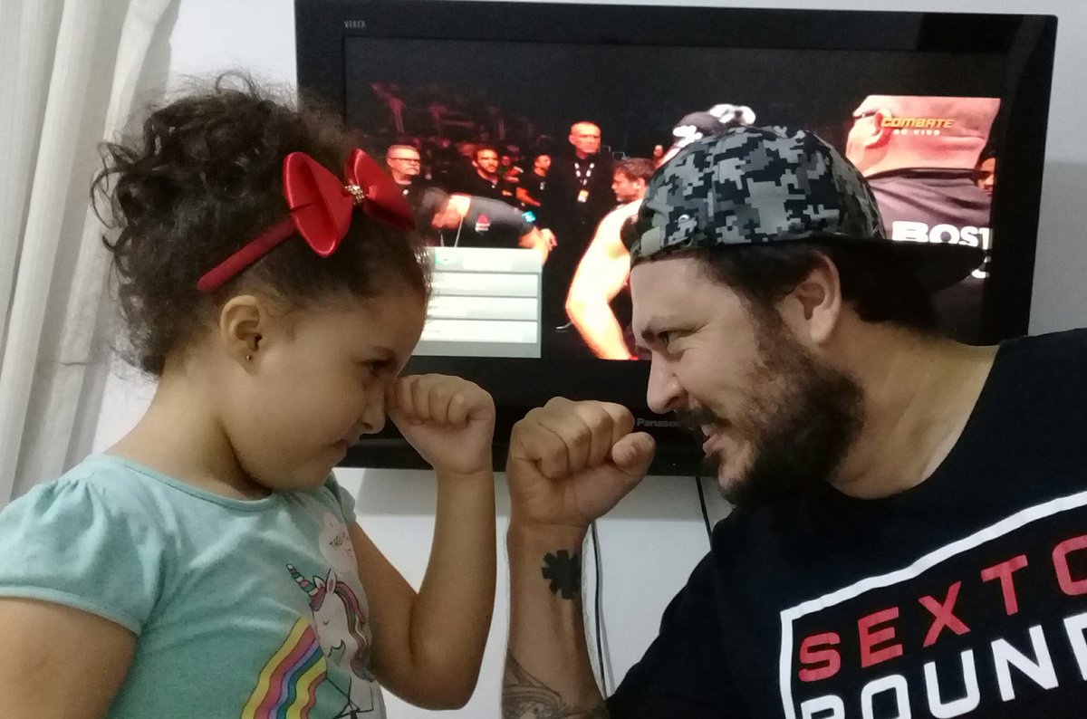 DavidCarvalhoC's tweet photo. A Cecilia quis mostrar sua torcida pela @rosenamajunas e ja me deu aqua encarada. Ja adianto que ela sempre vence.
#RoseVence #UFCRionoCombate #UFC237 https://t.co/xvgD8WlCPw