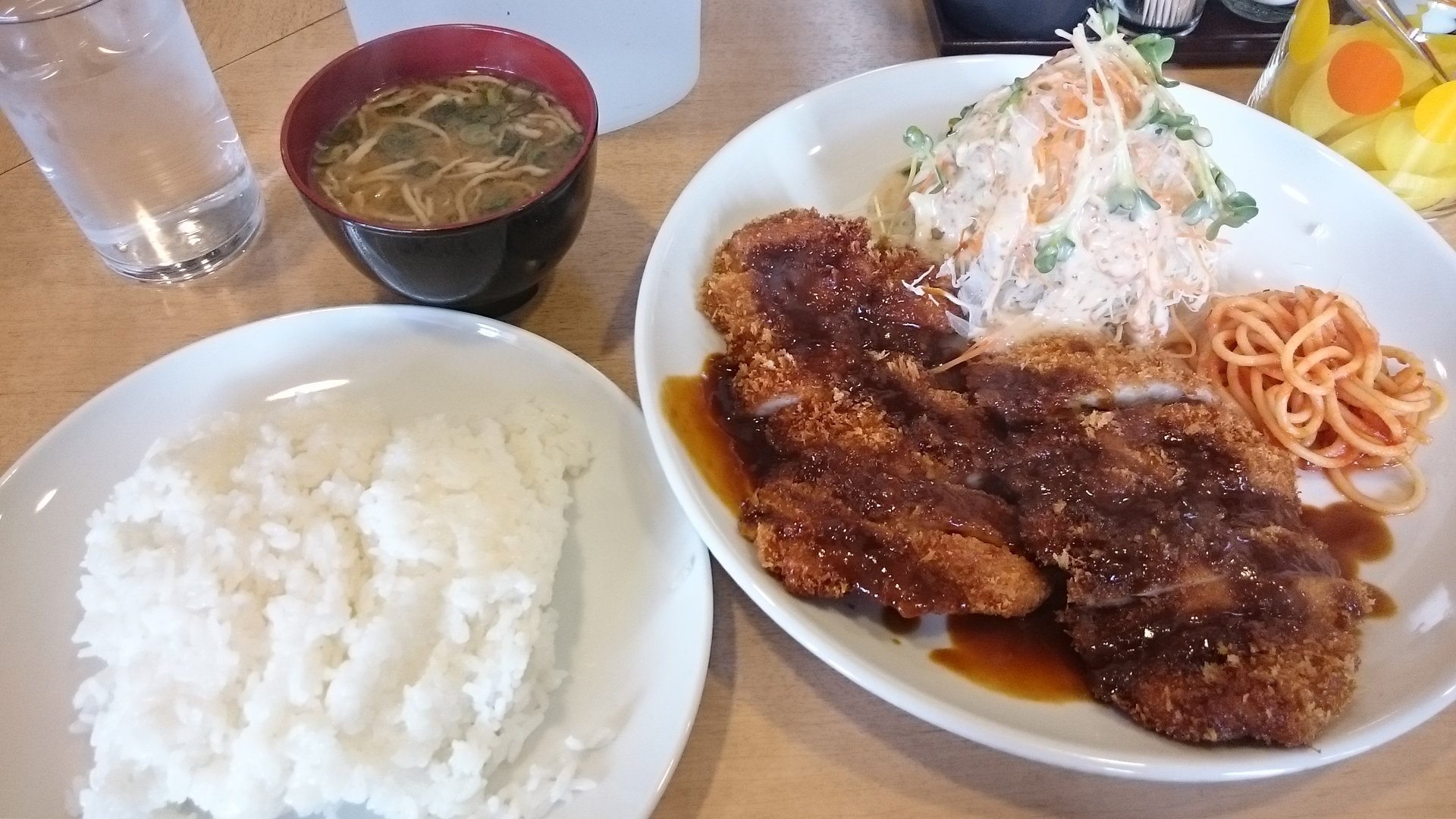 スパイ108号 ご紹介その４ 元町 くま食堂 町の洋食屋 といった感じの洋食屋 デミグラスソースがおいしく ボリュームたっぷりなメニューがずらりと並んでおります なんとあの ゆかい食堂 でも紹介されていましたのよ T Co Zukaf2qbam
