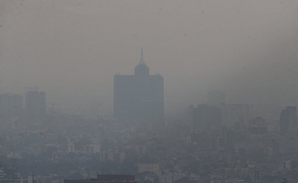 El_Universal_Mx's tweet photo. #Humo Registran ambiente brumoso en CDMX; el @C5_CDMX dice que si se percibe un olor a quemado, éste se debe a diversos incendios en la Ciudad https://t.co/yets0GyQVp https://t.co/WiwOj18aJu