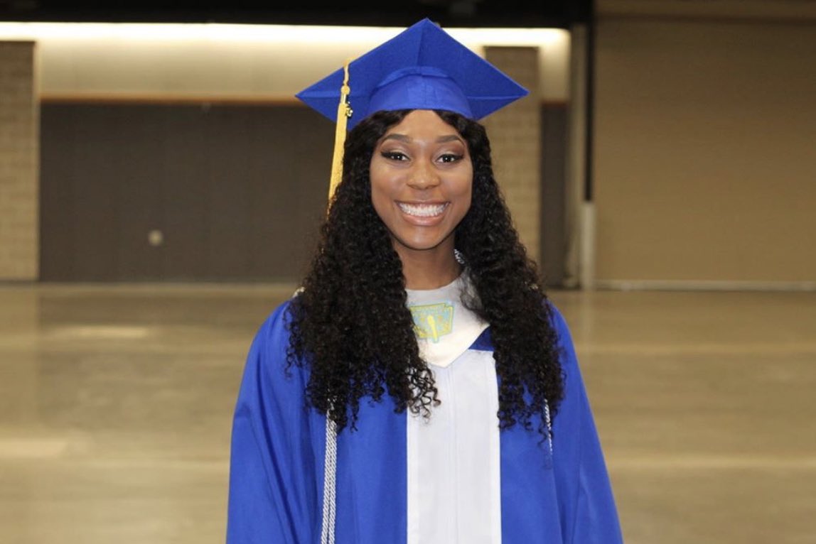 laurenlunelle's tweet photo. #TCGrad2019 π https://t.co/d9KYjvqmFV