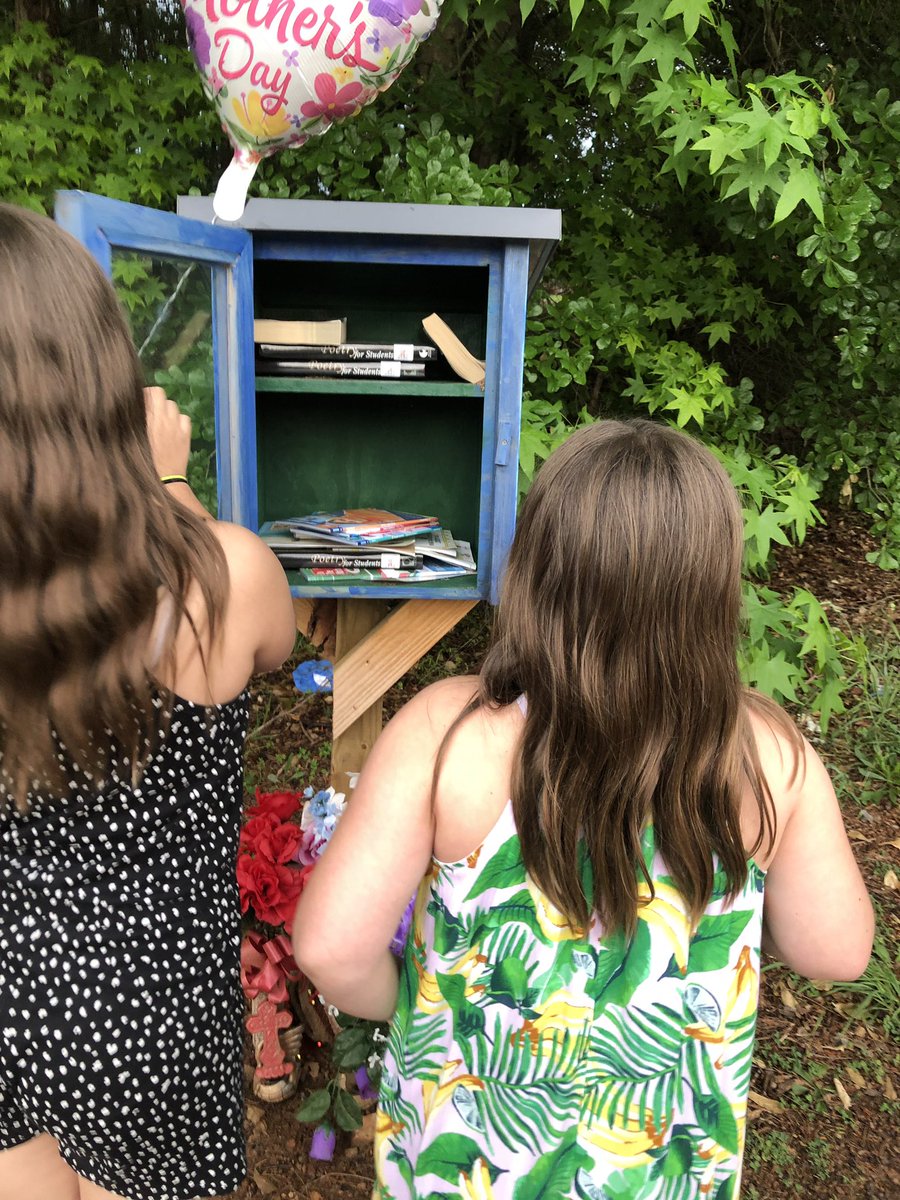 ChristyHewitt14's tweet photo. Added new books from @BNBuzz to the little library at @JesseBoydSchool. Hope someone enjoys! #litrocks @SchoolDistrict7 @RwbookerRussell https://t.co/ZcDzQEPFRh