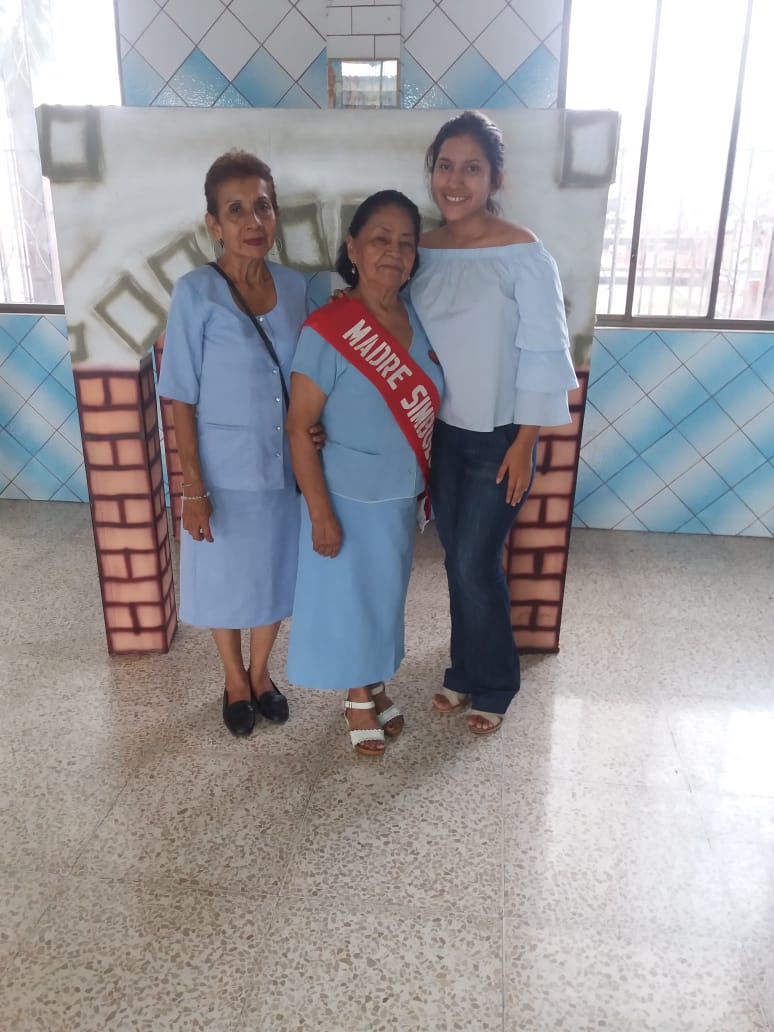 elvancho31's tweet photo. Belleza mi hermosa mami #MadreSimbolo de la Legión de María de Milagro, gracias Dios por tenermela con salud, te amo mi ViTA, te adoro mami ViTA !!! https://t.co/gMIKYypMgH