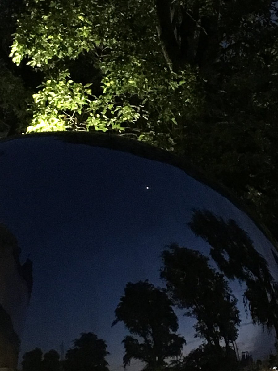 真猫 まぁるい世界に 映る月 昨夕 球体 鏡の中 夕空 月 Moon 空 お月様倶楽部 星景寫真 星好きな人と繋がりたい Photo キリトリセカイ ファインダー越しの私の世界 Iphone撮影 Iphoneカメラ Iphone6s 葛飾区郷土と天文の博物館