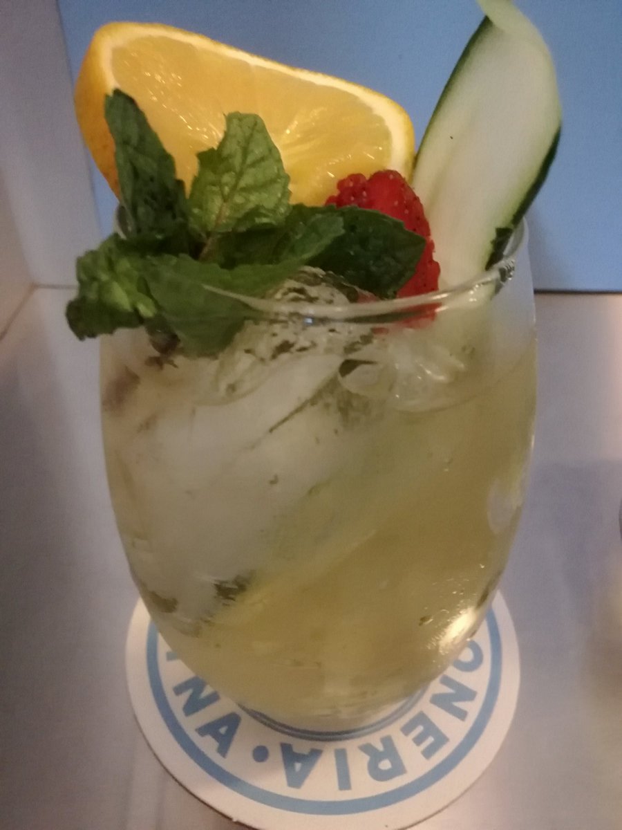 Venga un trago.
G y G.

Gin + Ginger Ale + naranja + pepino + menta + fresa
<a href="/GintoneriaRos/">Gintoneria Rosario</a>