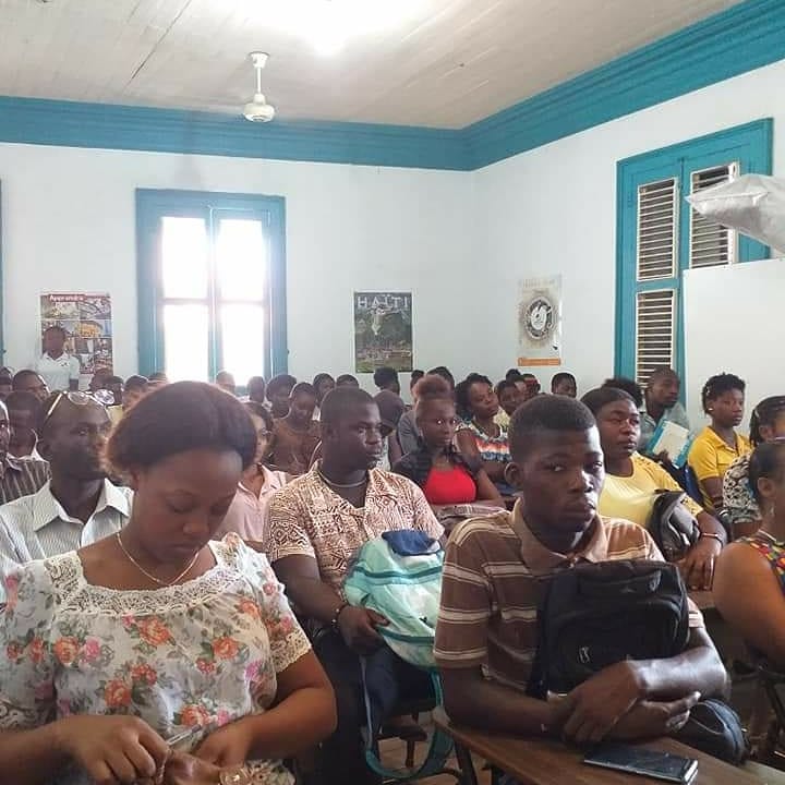 SakapfetOkap's tweet photo. @afcaphaitien a reçu la visite de la journaliste  Audrey  PULVAR. 
Beaucoup de journalistes  et des associations locales qui souhaitent travailler pour l'environnement ont répondu à l'invitation de l'Instistut Français Haïtien et de l'Alliance Française du Cap-H . 
 #sakapfetokap https://t.co/oi9DO6Da4G