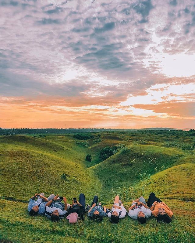 ReviewCirebon's tweet image. Masih berasa banget liburan gw kemarin bareng temen2 kantor, apalagi buat ngajak mereka explore sukabumi sekalian gw pulang kampung hehee
Untungnya lagi pas liburan kemarin gak hujan jadi bisa dapet moment sunrise kaya gini 🌄
.
.
.
.
.
Posted by @rizkiifebriann
.
.
#keliling…