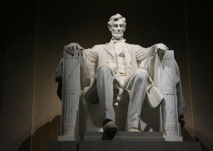 #11: Lincoln Memorial The Lincoln Memorial went through a number of proposed designs and one of its first designs placed Lincoln in front of a pyramid. Here we see the Lincoln Memorial is a copy of the Gods positioned in front of the Temple of Luxor and Temple of Rameses.