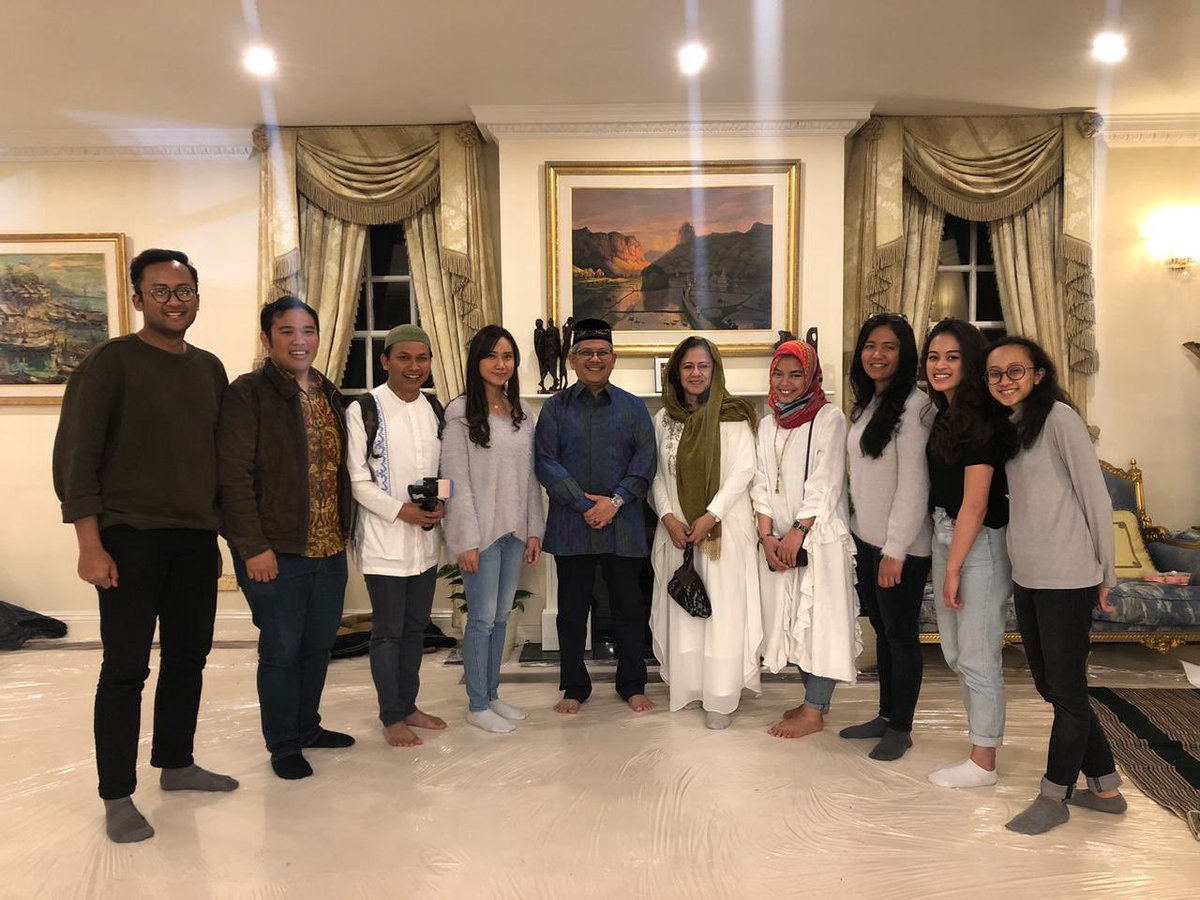 kirannya's tweet photo. Iftar with Indonesian Ambassador to the UK & Ireland, HE Rizal Sukma alongside with his wife. Both of them were Chevening scholars as well. #Cheveningconnect #cheveningSMA #myCheveningjourney https://t.co/mqSoizVXhB