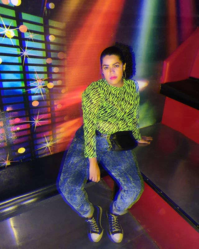 arhemolina's tweet photo. #80s Hoy tocó fiesta ochentera con la familia... Esta blusita sí que me sacó del apuro, jajaja 💚 Jeans deslavados y converse y LIIIIISTO 😎 ¿Les gusta el look? A mí me agradó bastante el resultado ✌🏼💋 #yocurvilinea #psootd #curvybloggersmx #ochentas https://t.co/EuPBzmxanq https://t.co/Tr5ZKAfWp5